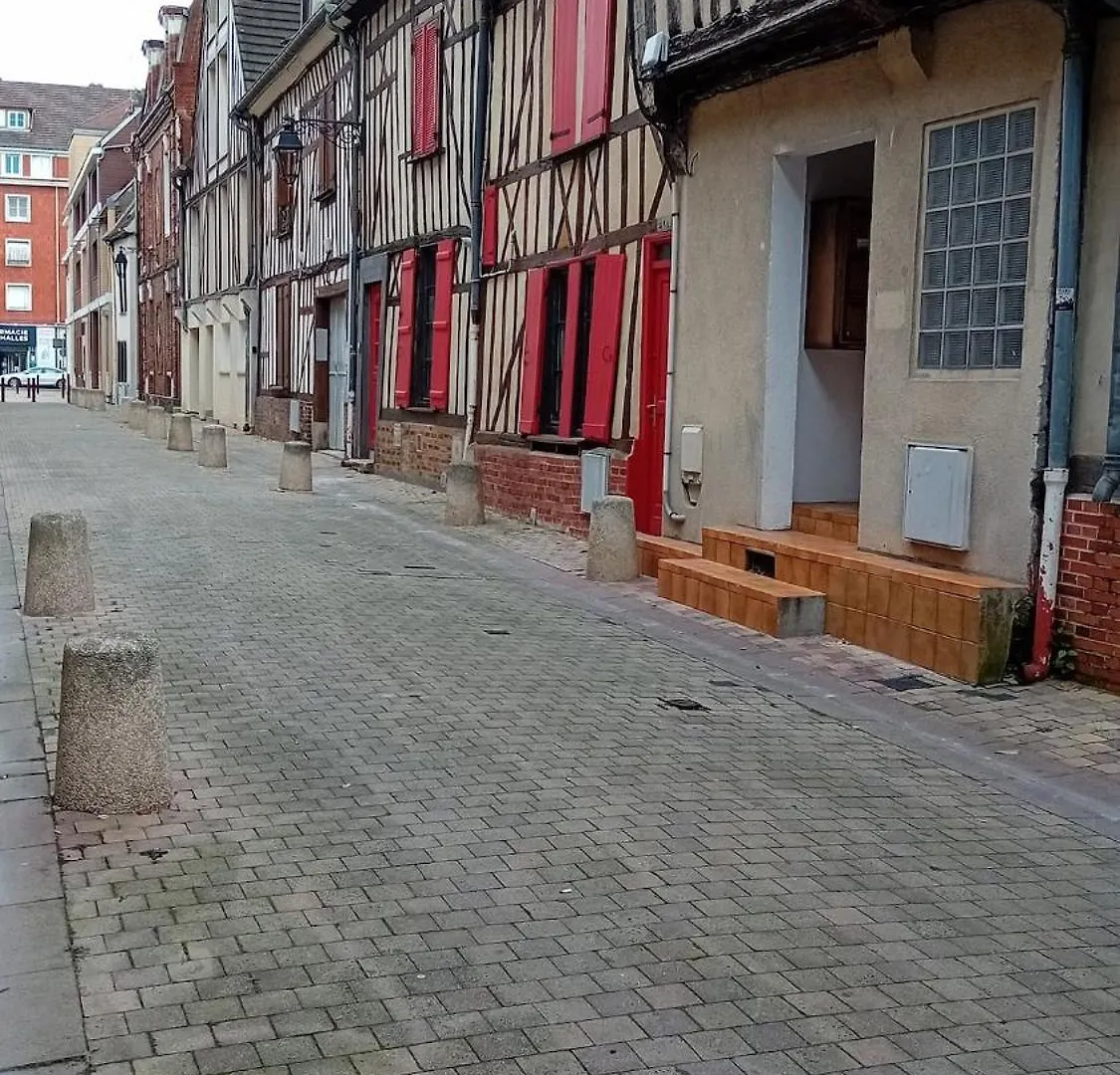 Apartment Heart Of Beauvais Airport 15 Min By Bus, Studio